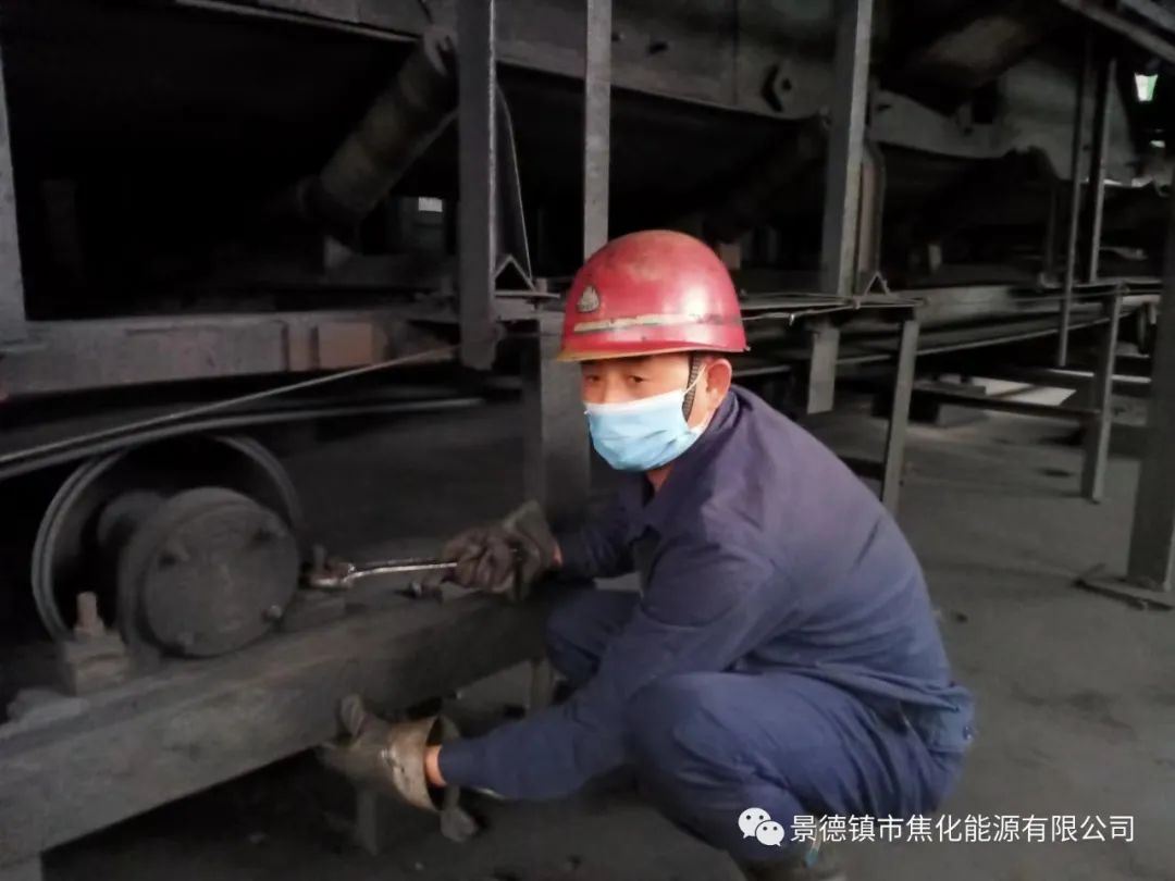 “老線這邊人手不夠，你們那邊有誰可以過來支援？”“好的，我馬上來?！甭牭竭@個消息時，羅國安剛剛結(jié)束新線的維修工作，但他二話不說，立即拿起維修包，投入到老線的維修工作當(dāng)中。每天工作10小時以上已經(jīng)成為抗疫期間的常態(tài)，雖然身體很疲憊，但是他沒有任何怨言，“確實很辛苦、很累，但現(xiàn)在正是特殊時期，只有保障公司生產(chǎn)經(jīng)營“不斷檔”，我們生活才能“不斷線”，恰恰我所在的運輸廠就是承擔(dān)著焦炭煤炭運輸?shù)闹匾氊?zé)，所以我更應(yīng)該恪盡職守，保障好這些設(shè)備的穩(wěn)定運行?！?jpg